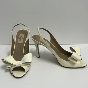 Vintage Valentino Bow Patent Leather Slingback Pumps in off White Size 38.5